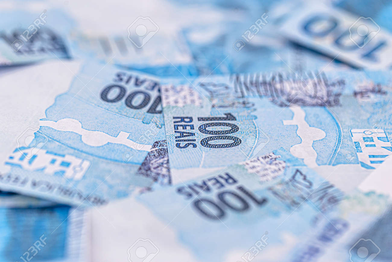 Notas de reais espalhadas representando crise financeira no Brasil