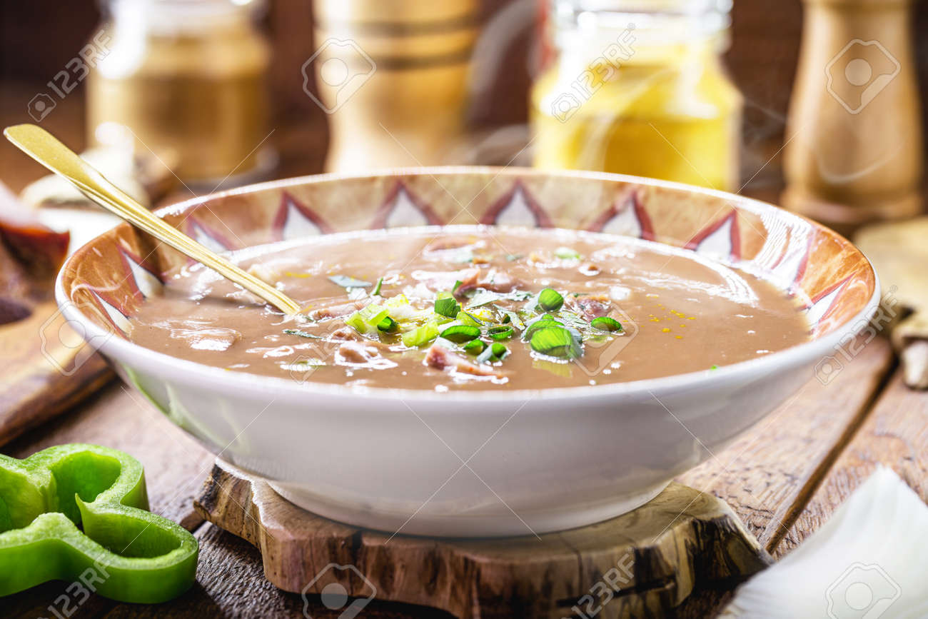 典型的なブラジルの豆のスープ、ベーコン、ペパロニ、緑の香り、玉ねぎ、みじん切り野菜の豆汁の写真素材・画像素材 Image 172455234