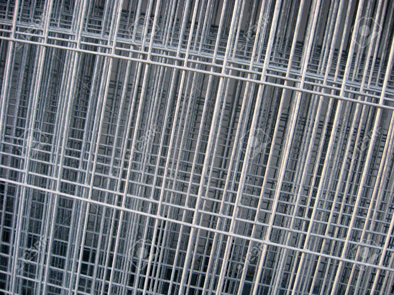 Ein Schiefer Stapel Von Maschendraht Zaune Oder Beton Verstarkungsmaterial Lizenzfreie Fotos Bilder Und Stock Fotografie Image 16793386