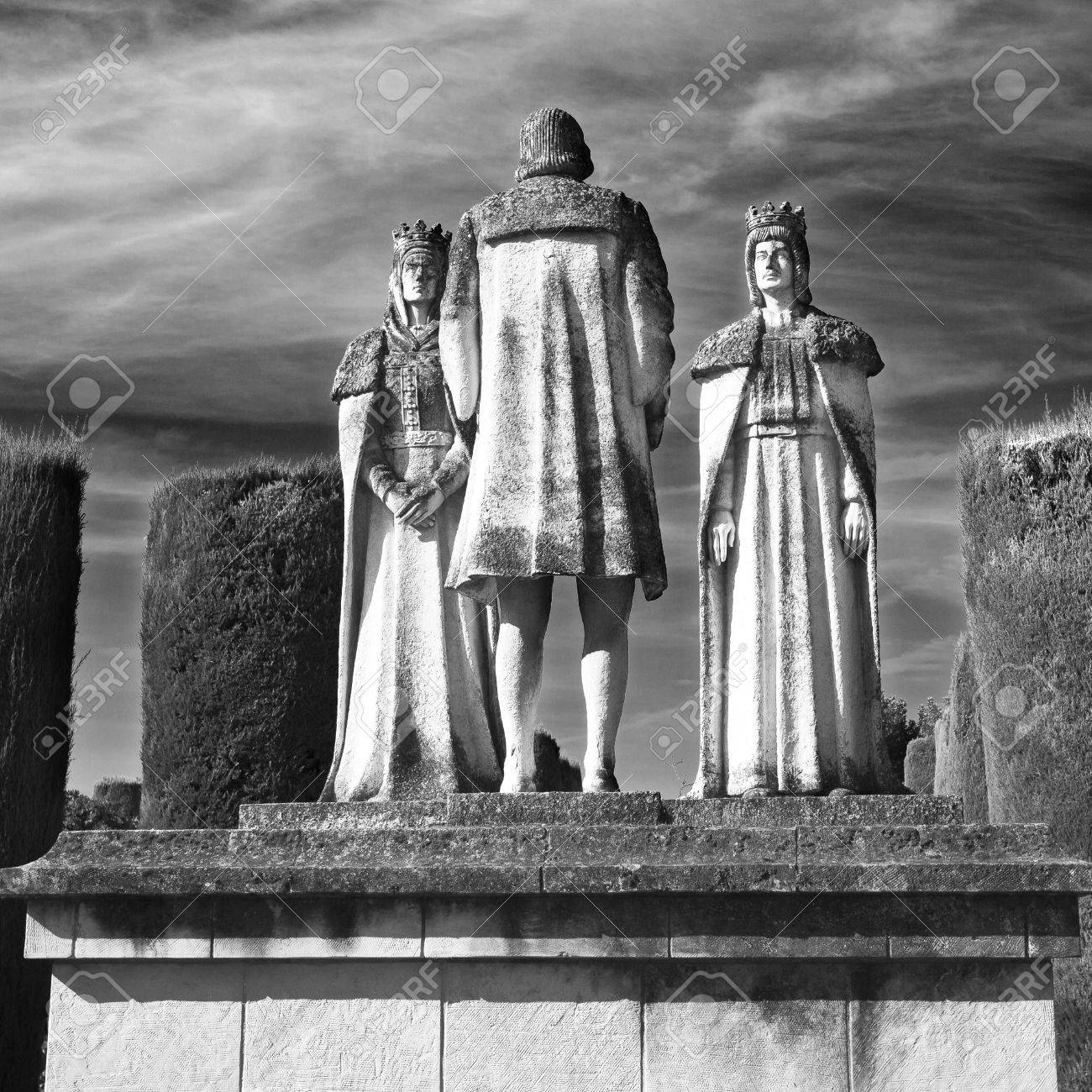 フェルディナンドとイザベラ カトリック両王のアルカサル デ コルドバ スペインの庭園でのクリストファー コロンブスの像 の写真素材 画像素材 Image