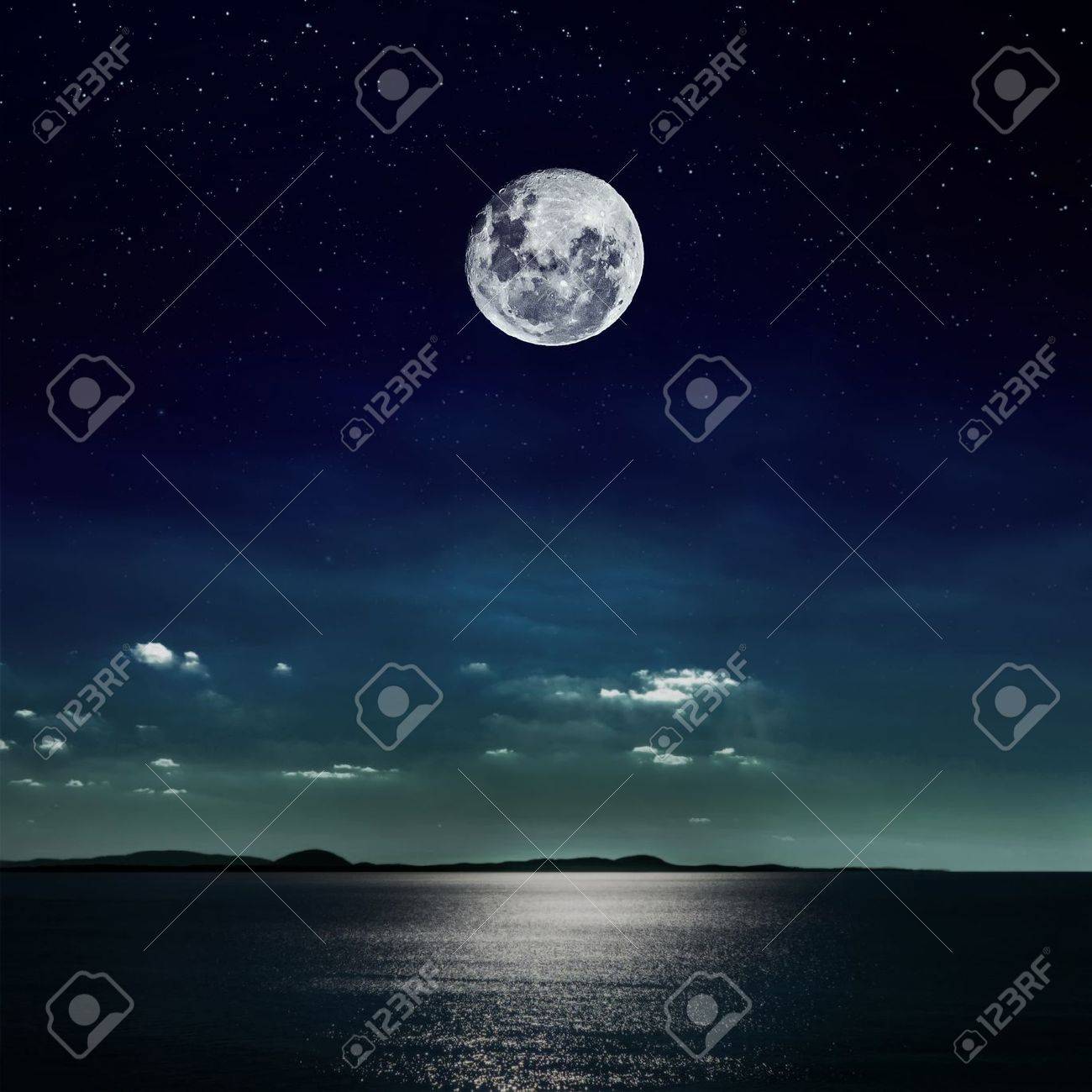 満月は海に反映 の写真素材 画像素材 Image 満月は海に反映 の写真素材 画像素材 Image