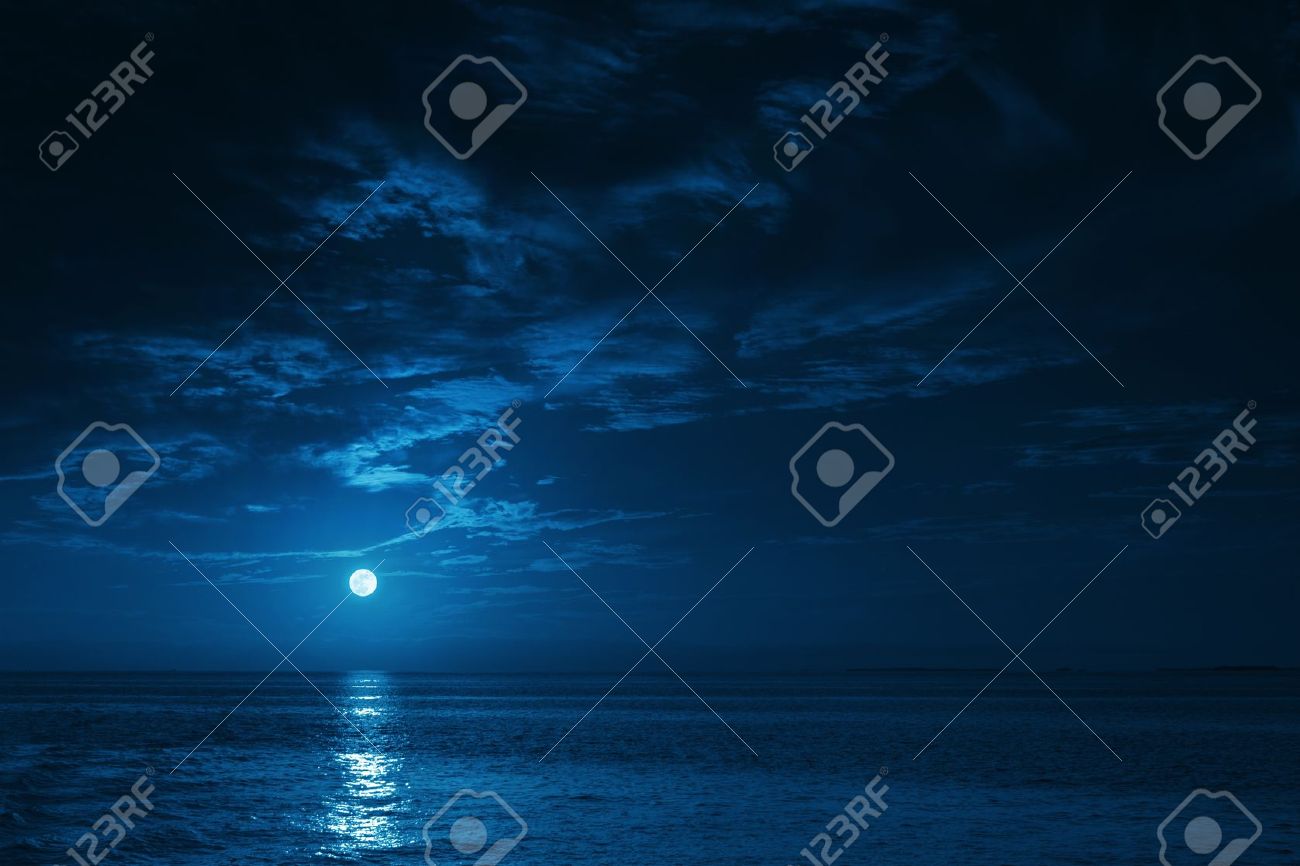 この写真 イラスト 深いブルーの月明かりに照らされた海夜に穏やかな波と沿岸地域または夜時間海や海の美しさを強調する休暇のための偉大な旅行背景になるだろう の写真素材 画像素材 Image 21908266