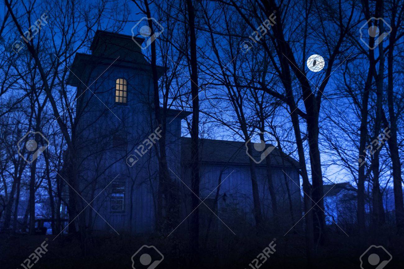 この暗い怖いお化け屋敷になる大きい月とフクロウの偉大なハロウィーンの背景イラスト の写真素材 画像素材 Image