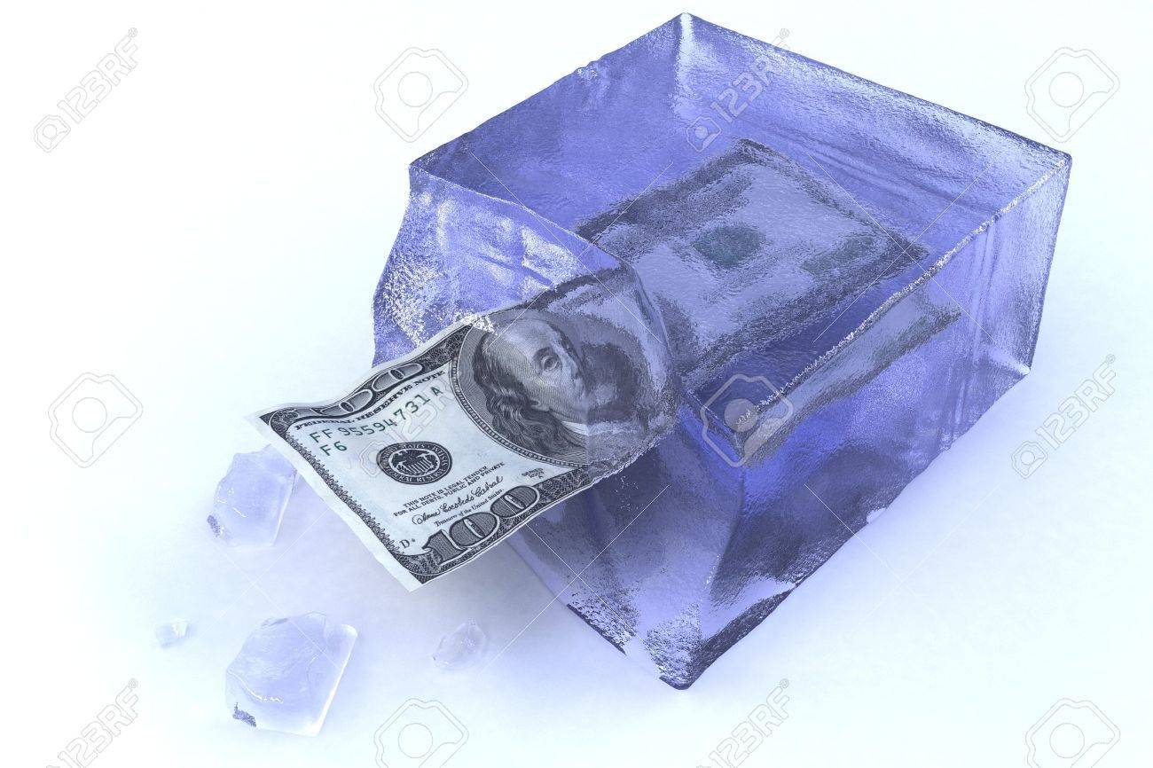 青い氷のブロックで冷凍お金の写真素材・画像素材 Image 11104545
