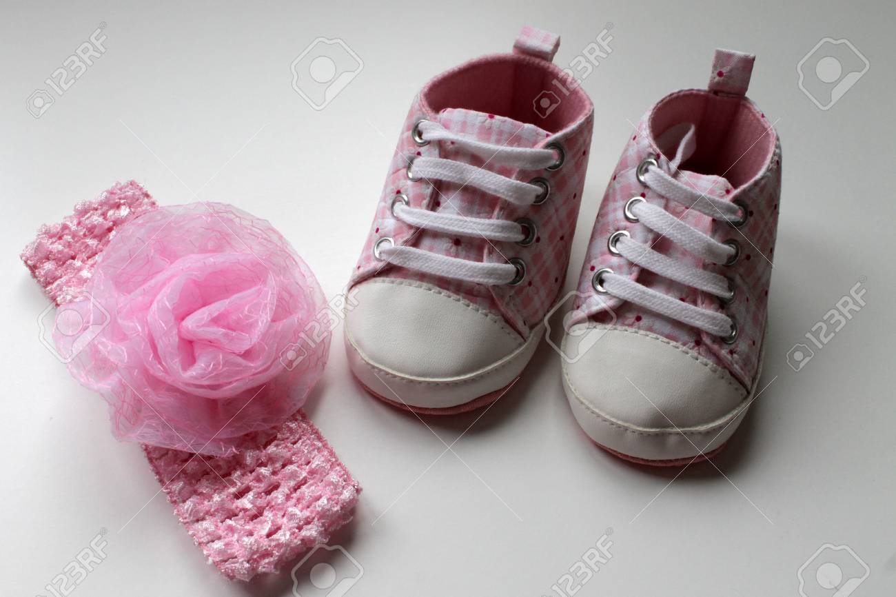 Chaussures Roses Pour Bebe Fille Avec Bandeau Rose Banque D Images Et Photos Libres De Droits Image Chaussures Roses Pour Bebe Fille Avec Bandeau Rose Banque D Images Et Photos Libres De Droits Image