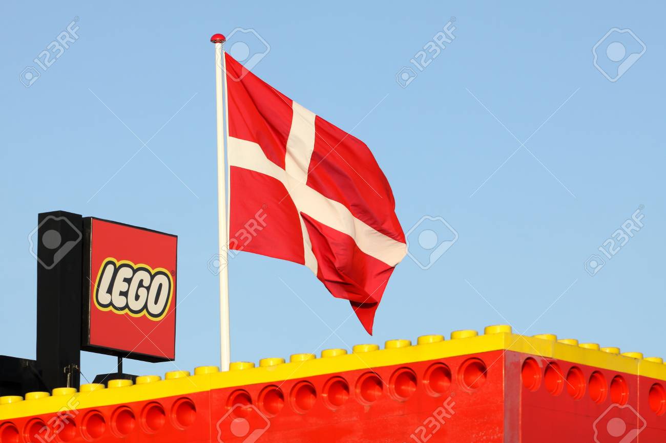 Billund, Dänemark - 12. November 2015: Lego-Logo Auf Einem Gebäude. Lego  Ist Eine Linie Von Plastikspielzeug, Die Von Der Dänischen Lego Group  Hergestellt Wird Lizenzfreie Fotos, Bilder Und Stock Fotografie. Image  89156763.