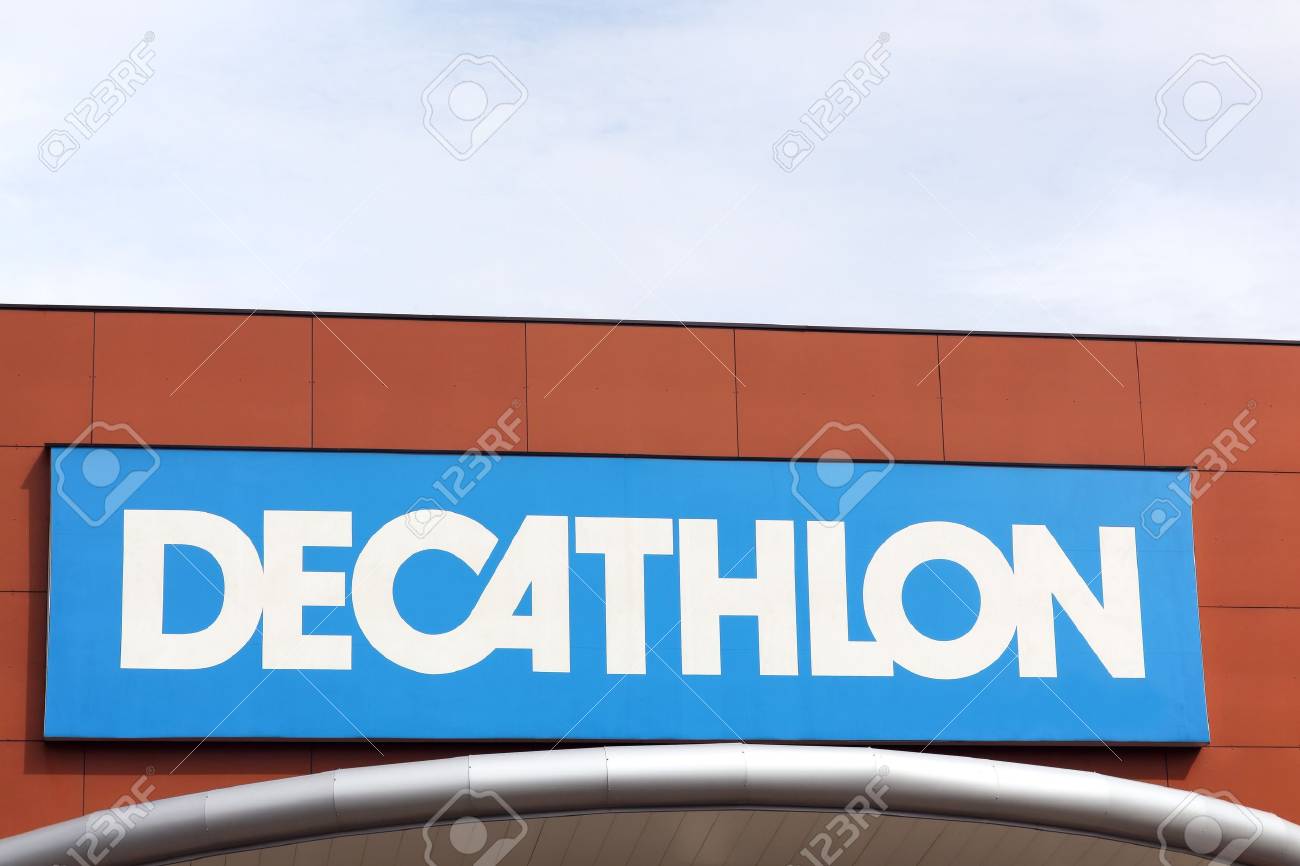 Bourgoin, 프랑스 - 2017 년 6 월 26 일 : 벽에 퀴즈 (decathlon) 사인. 데카 슬론은 프랑스 회사이자 세계  최대의 스포츠 용품 소매업 체인 회사 중 하나입니다. 로열티 무료 사진, 그림, 이미지