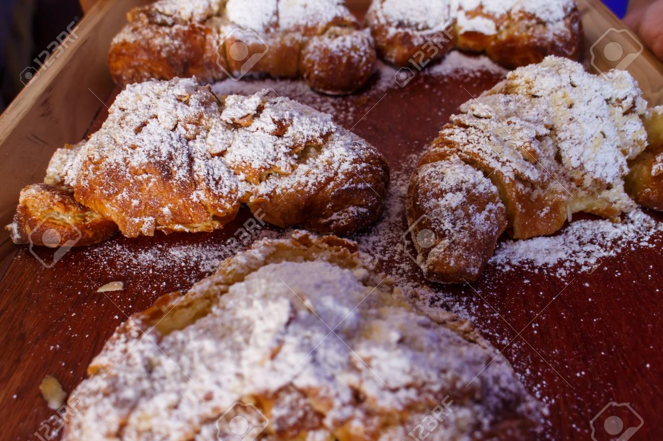 おいしい新鮮な美しいフランス クロワッサン ブラック チョコレートを添えて 白い粉砂糖を振りかけた の写真素材 画像素材 Image