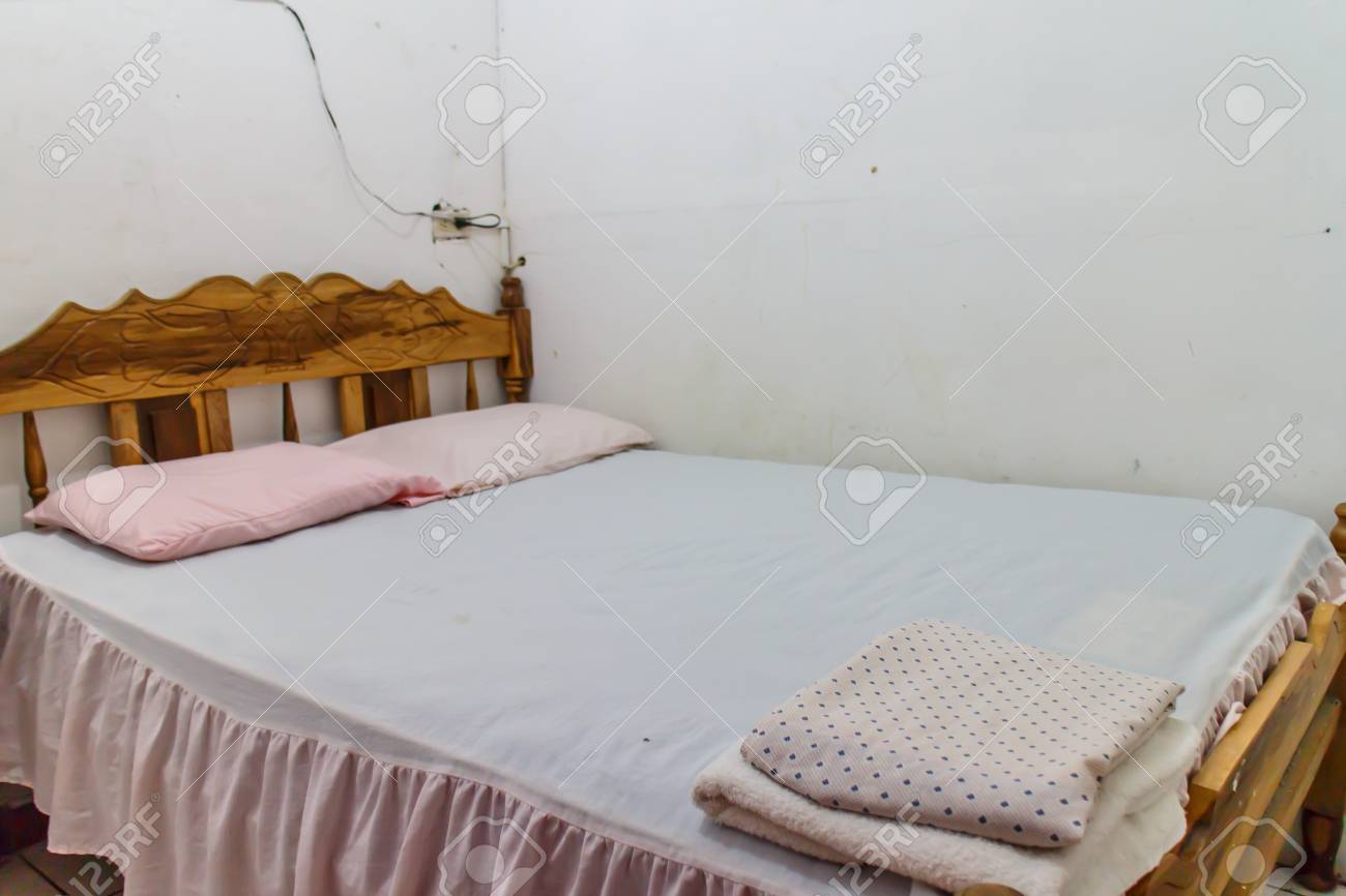 白い部屋のベッド の写真素材 画像素材 Image