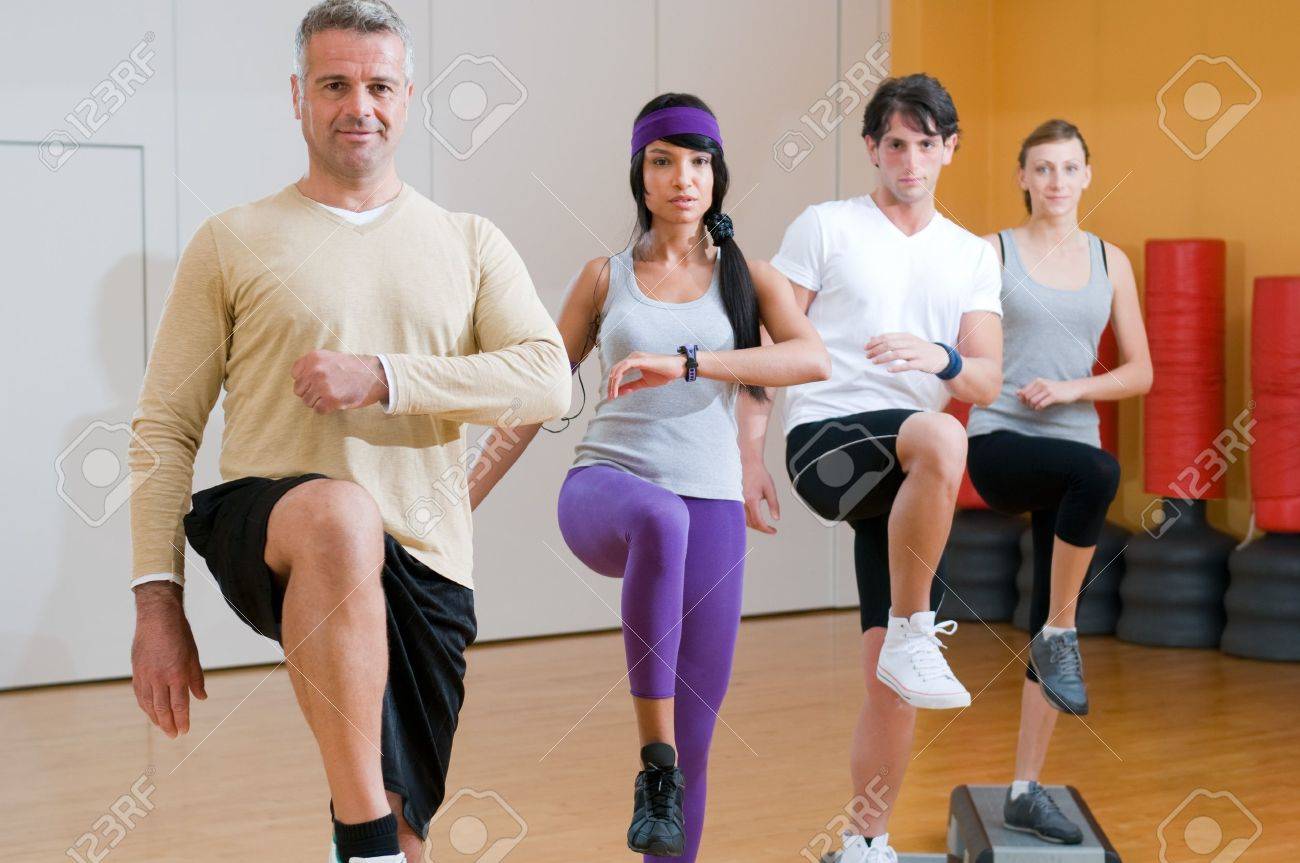 imagenes de personas haciendo ejercicios aerobicos