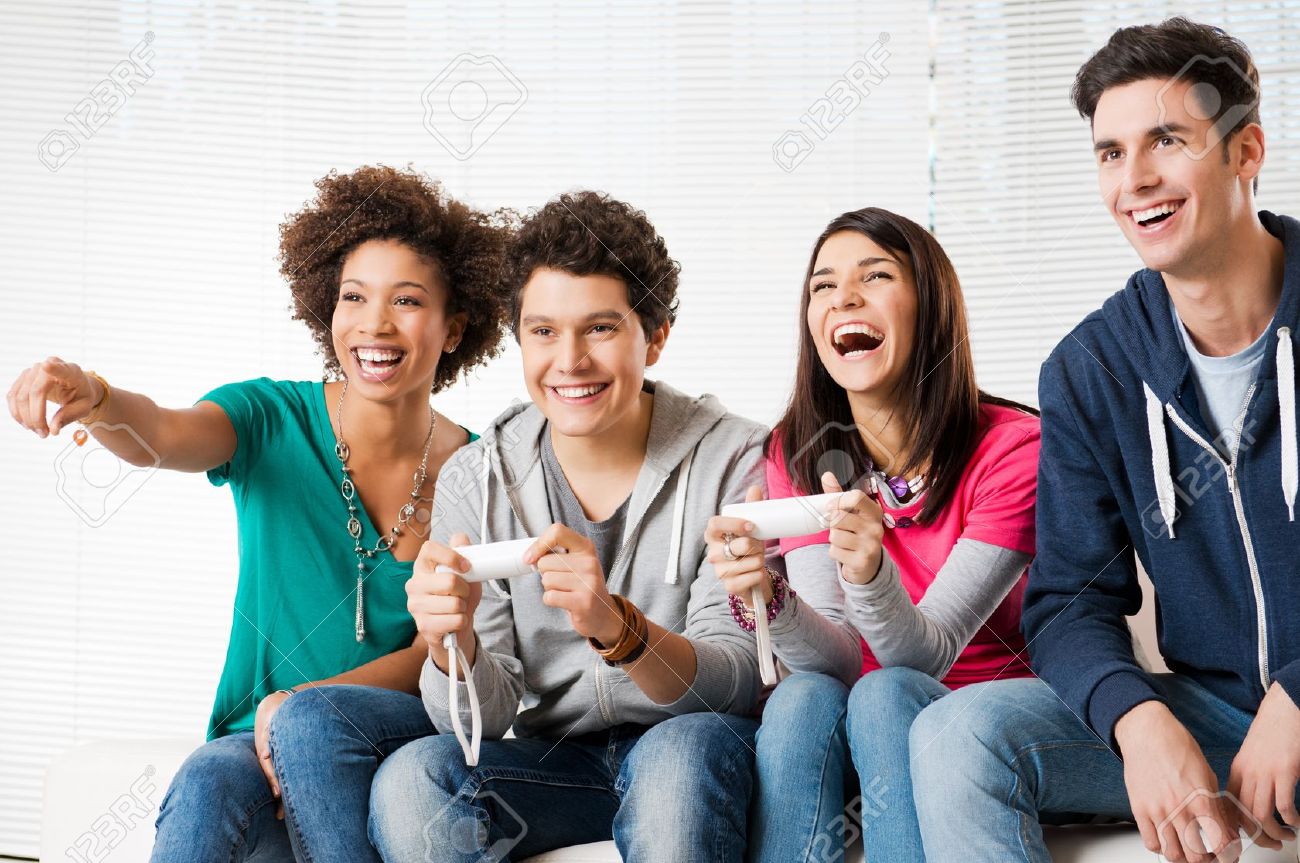 自宅でテレビゲームの若いお友達の幸せなグループ の写真素材 画像素材 Image 自宅でテレビゲームの若いお友達の幸せなグループ の写真素材 画像素材 Image
