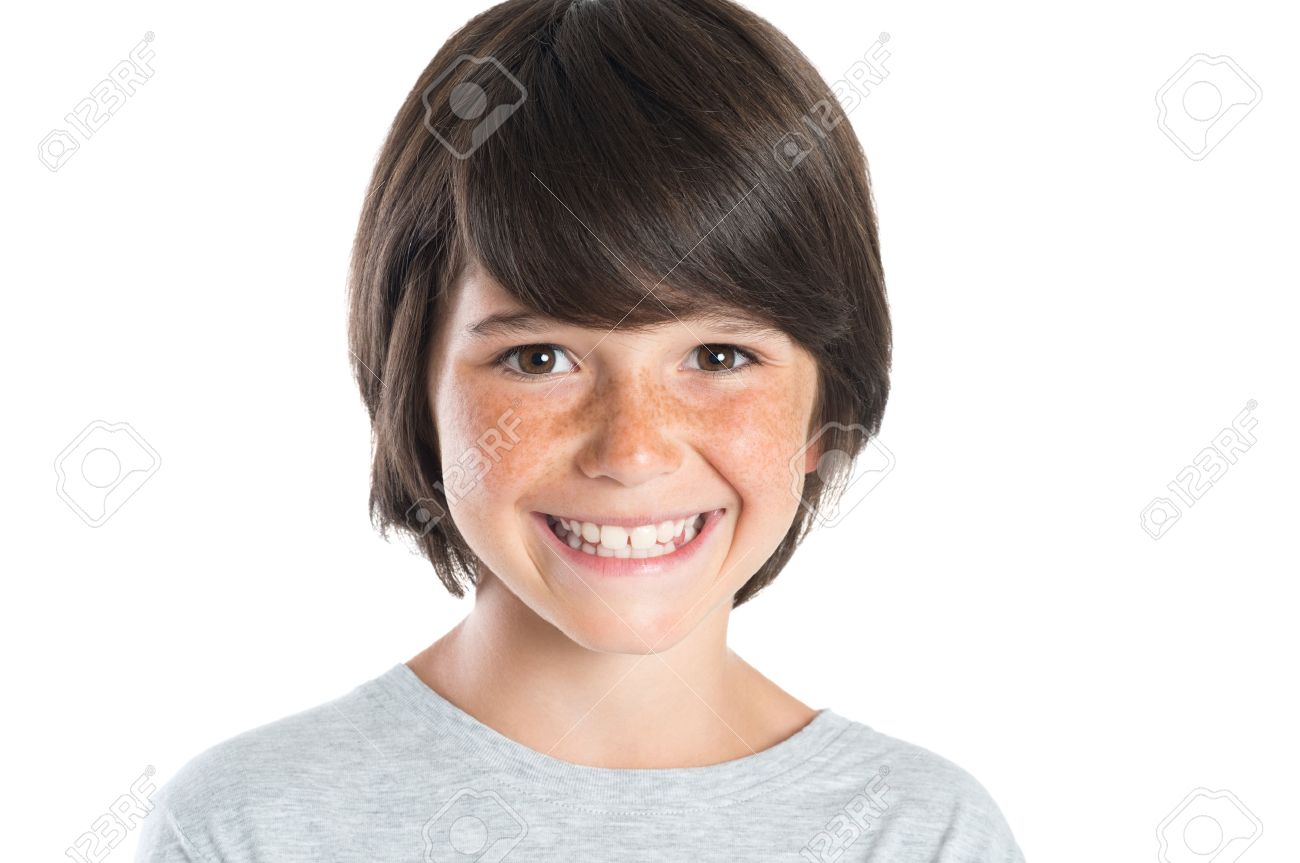 そばかすのある笑みを浮かべて少年のクローズ アップ ショット 白い背景で隔離のカメラを見て幸せな男性子供 の肖像画 白い背景に 茶色の髪立って幸せなかわいい男の子 の写真素材 画像素材 Image