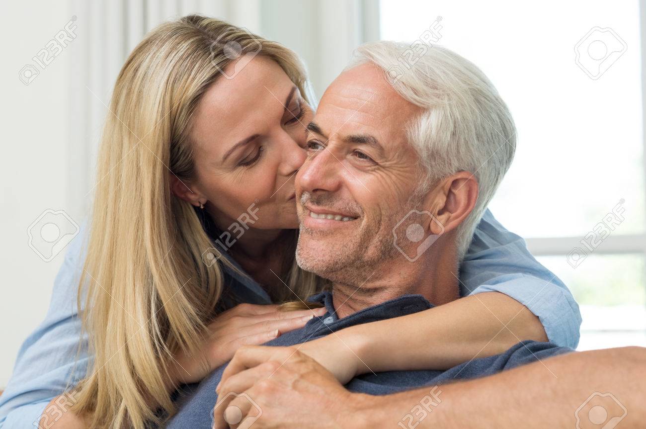 年配の女性は彼女の夫を後ろから抱きしめます リビング ルームで頬にキスを男性の成熟した女性の顔を閉じます 年配の男性にキス愛する妻の肖像画 の写真素材 画像素材 Image 年配の女性は彼女の夫を後ろから抱きしめます リビング ルームで頬にキスを男性の成熟した女性の顔を閉じます 年配の男性にキス愛する妻の肖像画 の写真素材 画像素材 Image