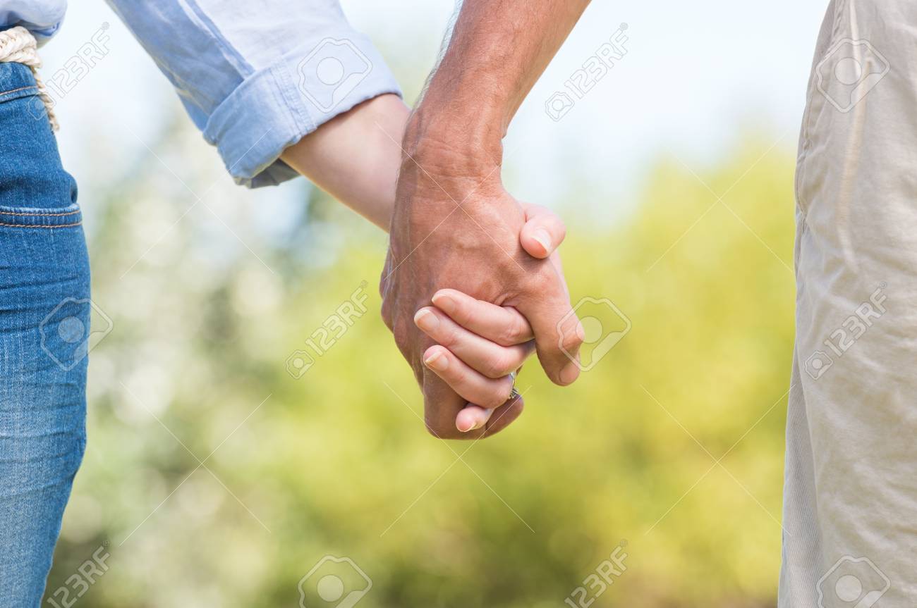 https://previews.123rf.com/images/rido/rido1605/rido160500227/56766174-closeup-of-couple-holding-hands-outdoor-romantic-mature-couple-walking-and-holding-hands-close-up.jpg