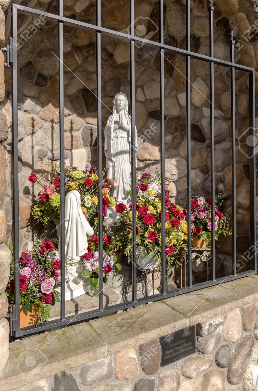 マリアは花や装飾品のセーラム オレゴン州のカトリックの屋外祭壇 の写真素材 画像素材 Image