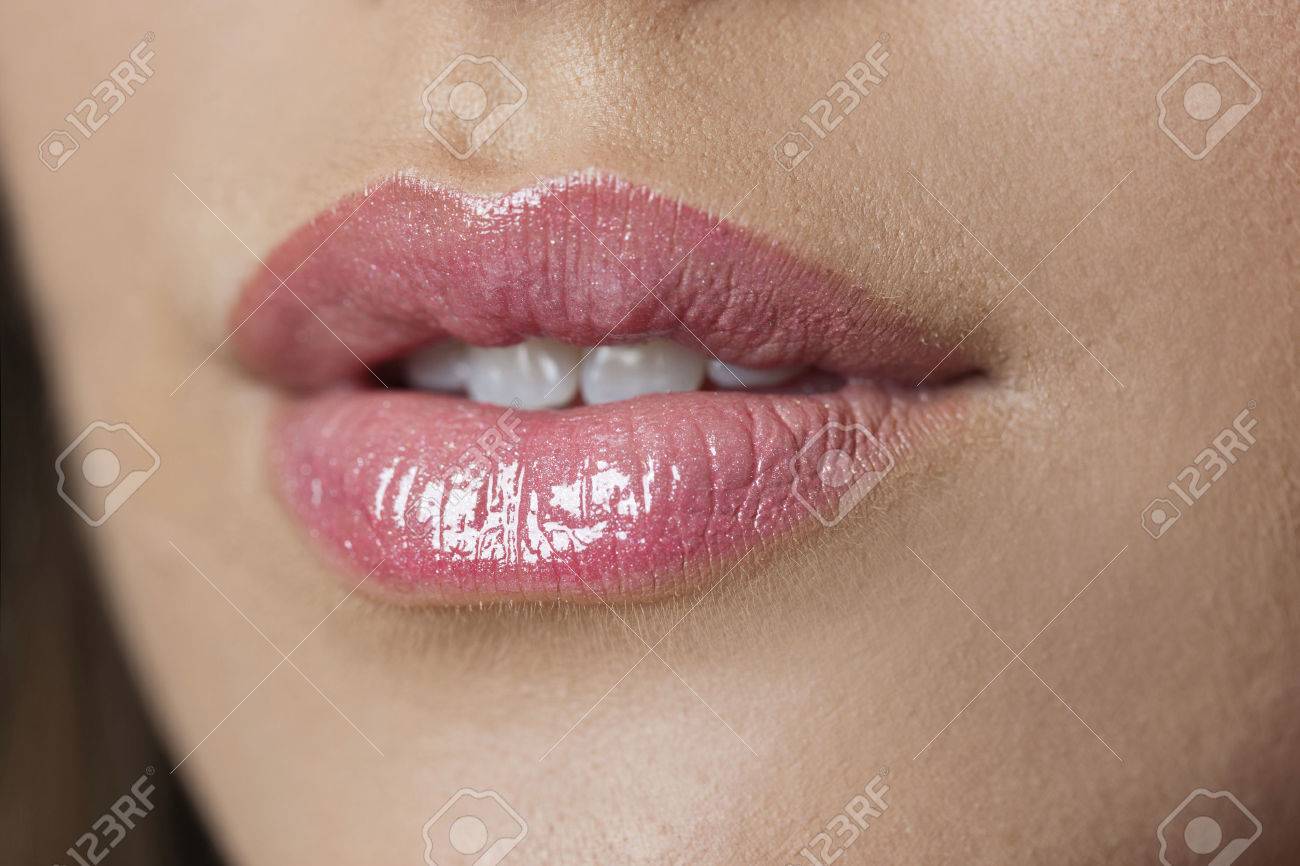 Close Up Des Lèvres Dune Femme Avec Rouge à Lèvres Rose Naturel Et Brillant à Lèvres