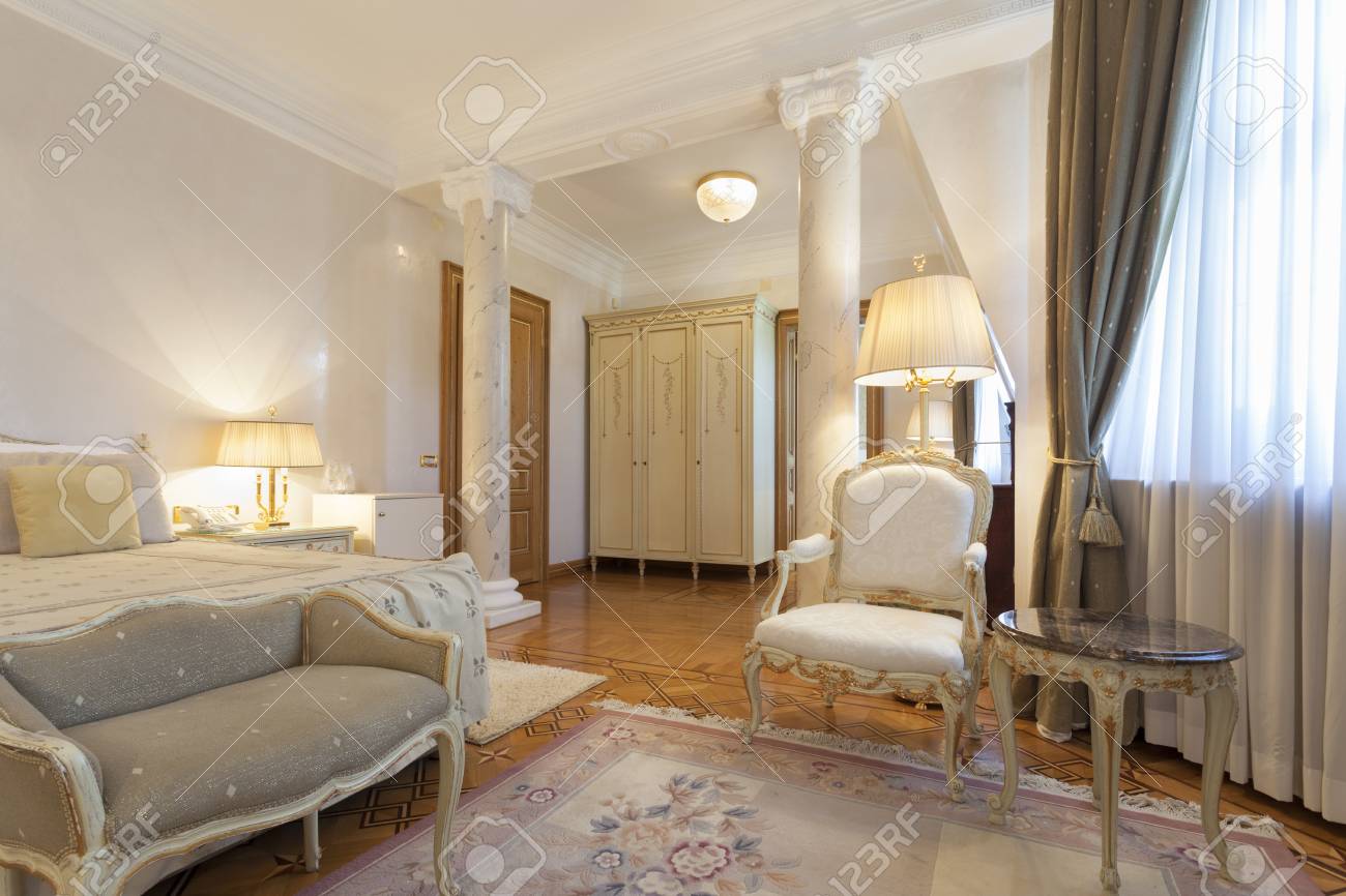 Interno Di Una Camera Da Letto Di Lusso In Stile Classico Foto ... Interno Di Una Camera Da Letto Di Lusso In Stile Classico Foto ...