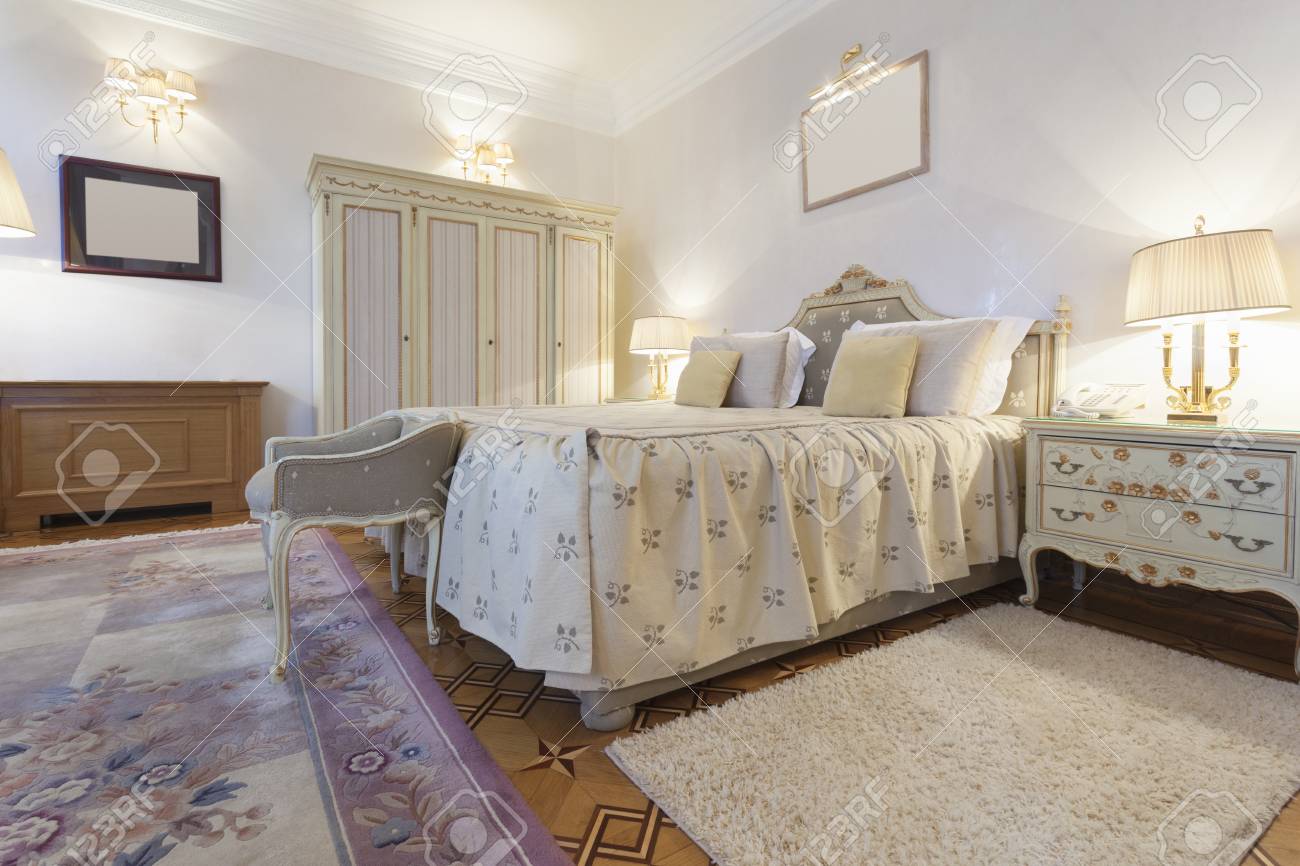 Interno Di Una Camera Da Letto In Stile Classico Foto Royalty Free ... Interno Di Una Camera Da Letto In Stile Classico Foto Royalty Free ...