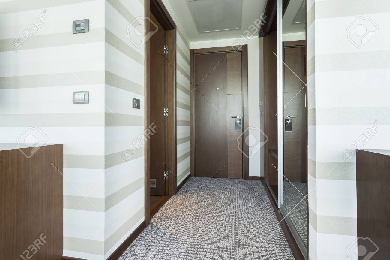 ホテルの部屋の入り口廊下 の写真素材 画像素材 Image