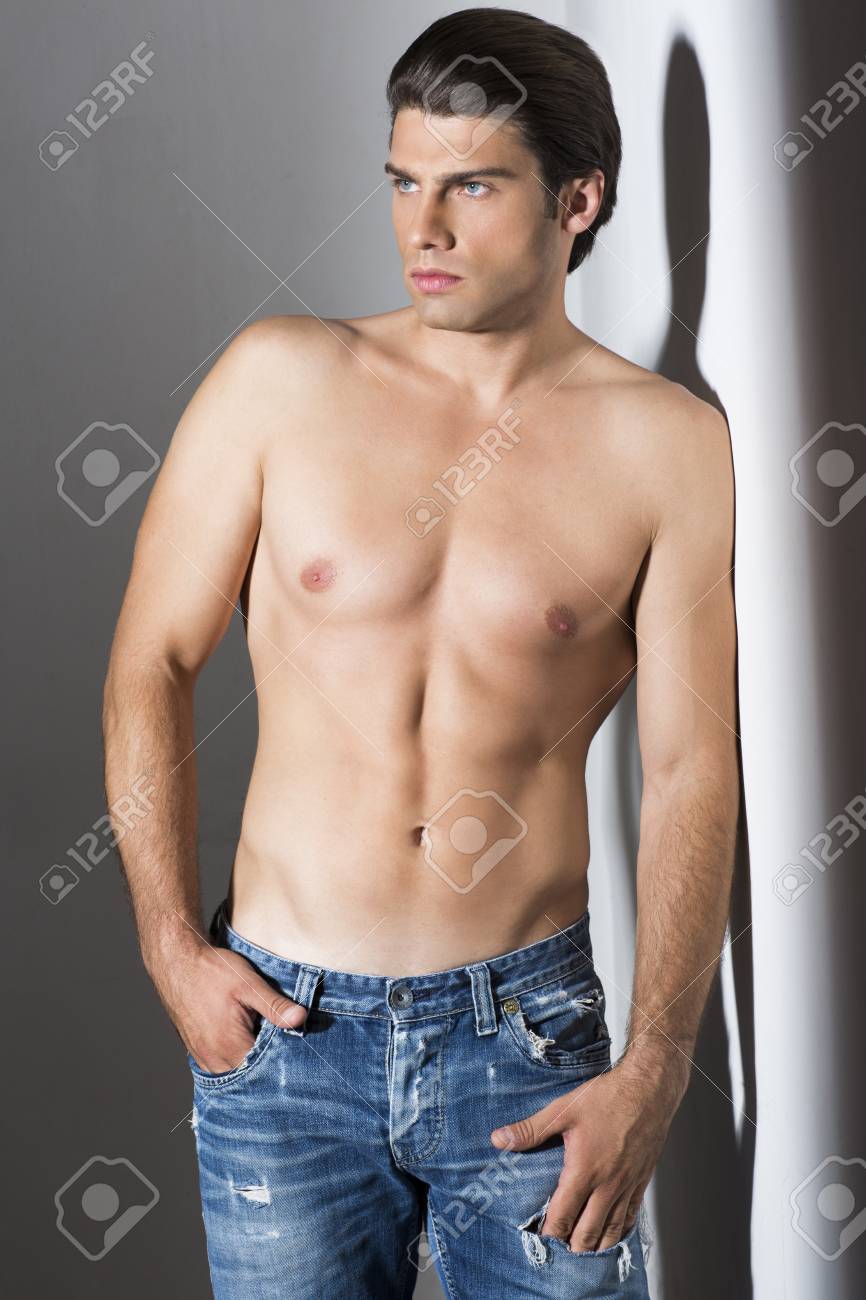 torse nu homme musclé en jeans banque d images et photos libres de