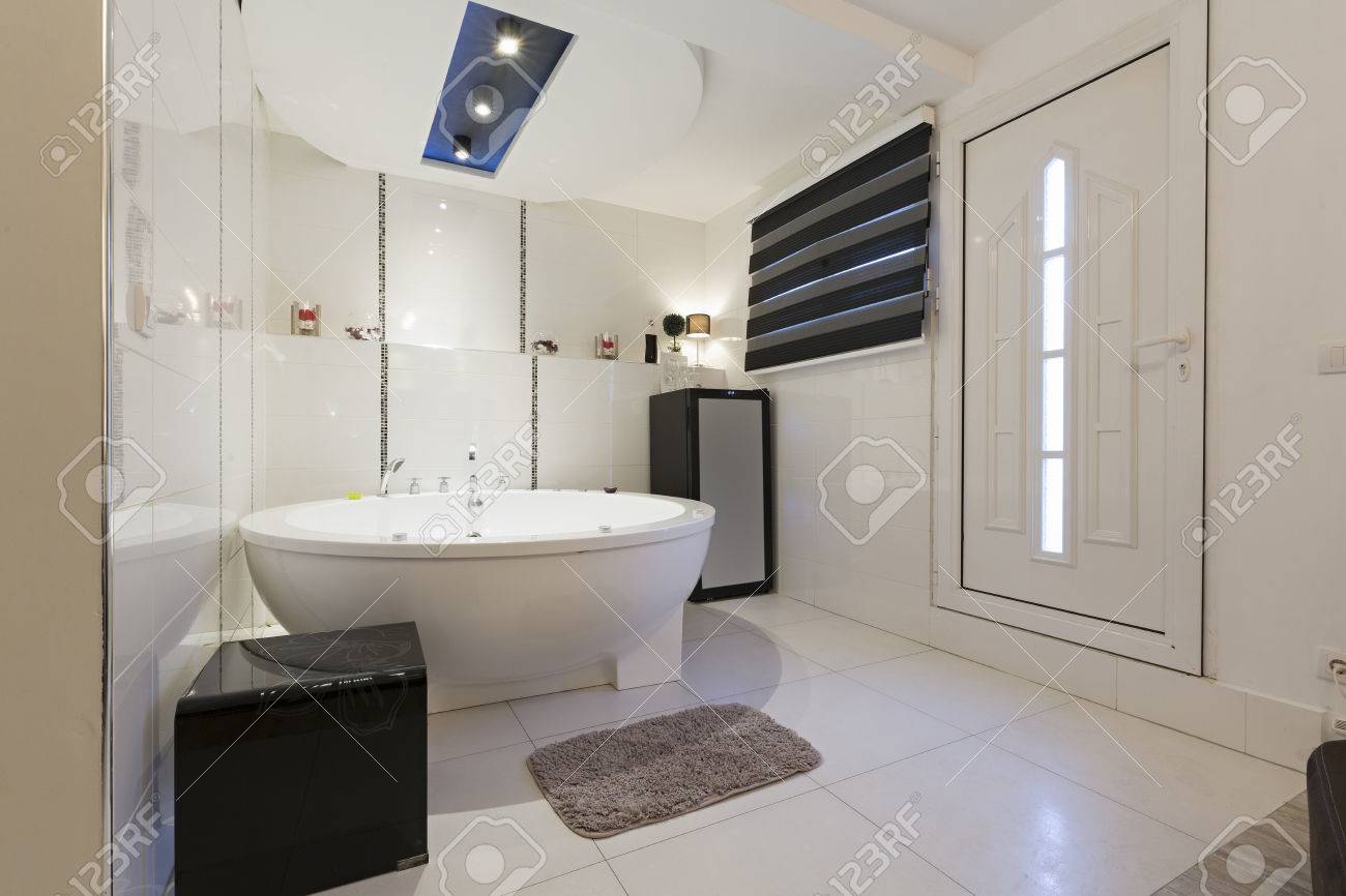 Meuble Salle De Bain Luna Gris ~ salle de bains h tel avec baignoire jacuzzi banque d images et Meuble Salle De Bain Luna Gris ~ salle de bains h tel avec baignoire jacuzzi banque d images et