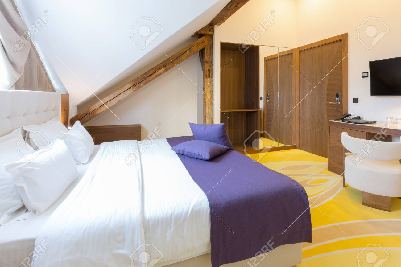 Hotel Schlafzimmer Interieur In Der Loft-Wohnung Lizenzfreie Fotos ... Hotel Schlafzimmer Interieur In Der Loft-Wohnung Lizenzfreie Fotos ...
