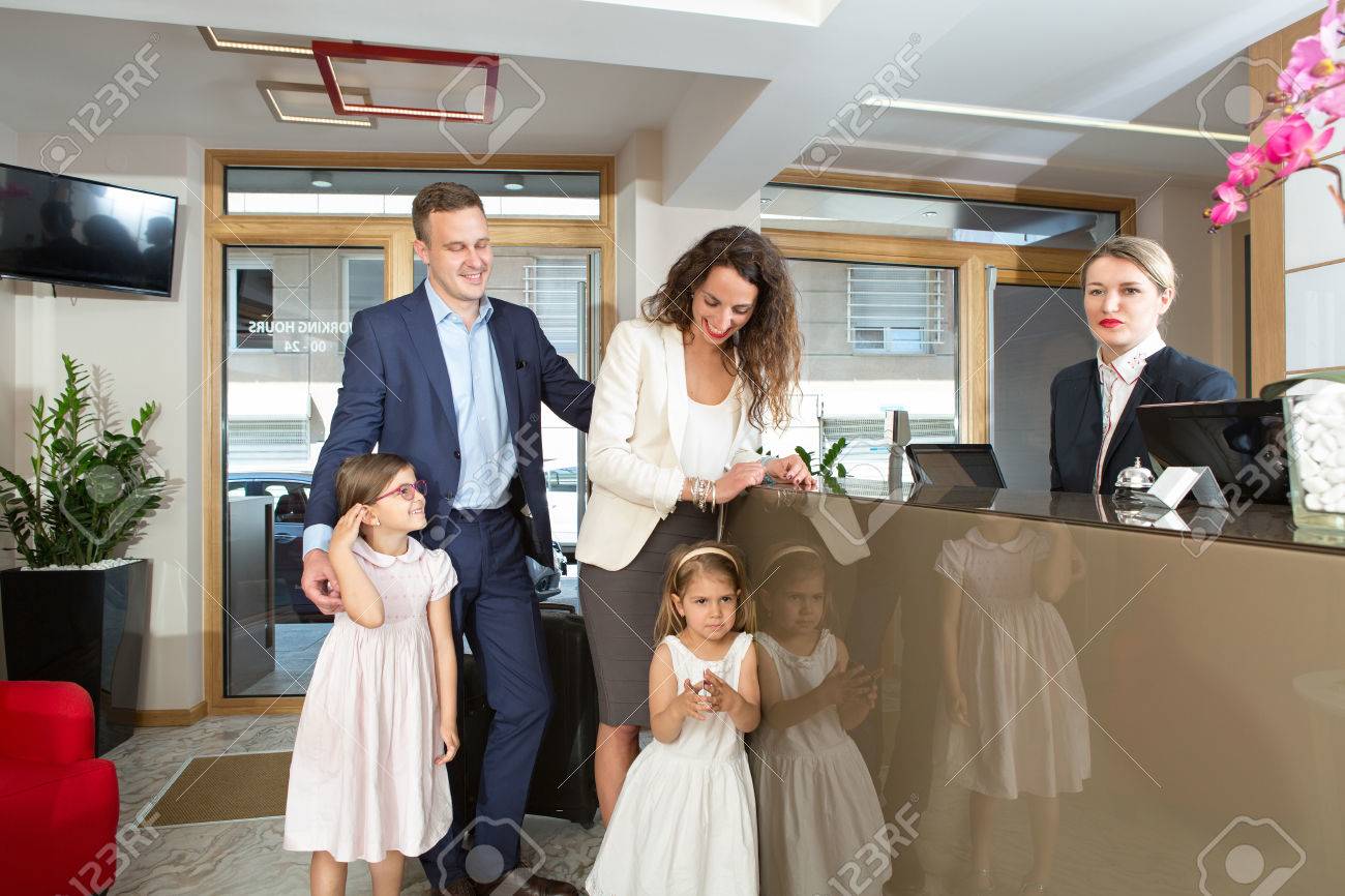 https://previews.123rf.com/images/rilueda/rilueda1708/rilueda170800042/83661689-happy-family-checking-in-at-the-hotel-reception.jpg