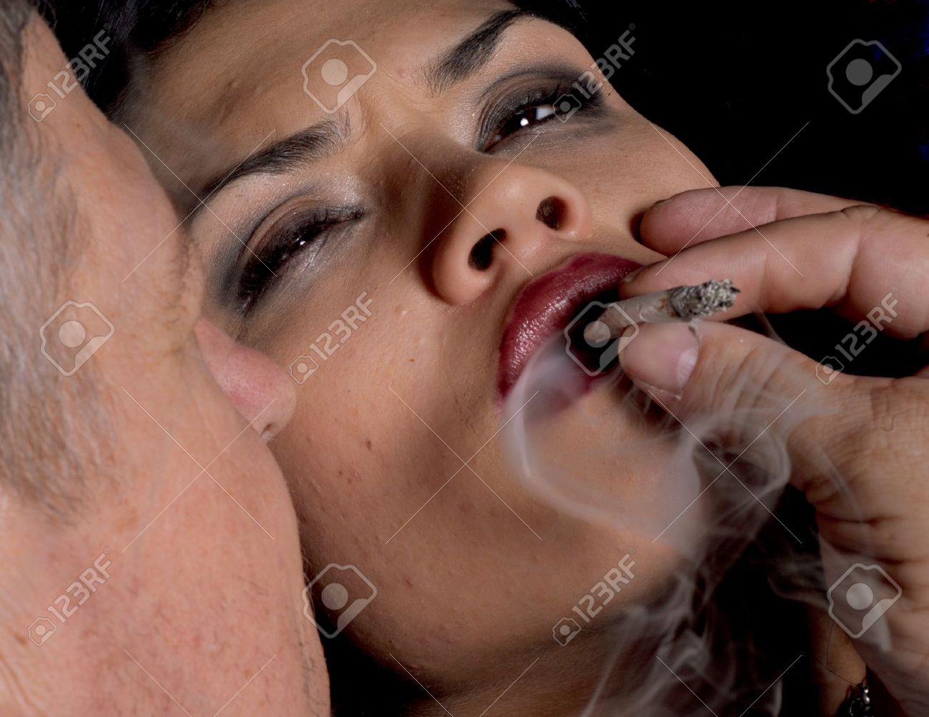 薬をやる女性の誘惑の男の印象的なイメージ の写真素材 画像素材 Image 薬をやる女性の誘惑の男の印象的なイメージ の写真素材 画像素材 Image
