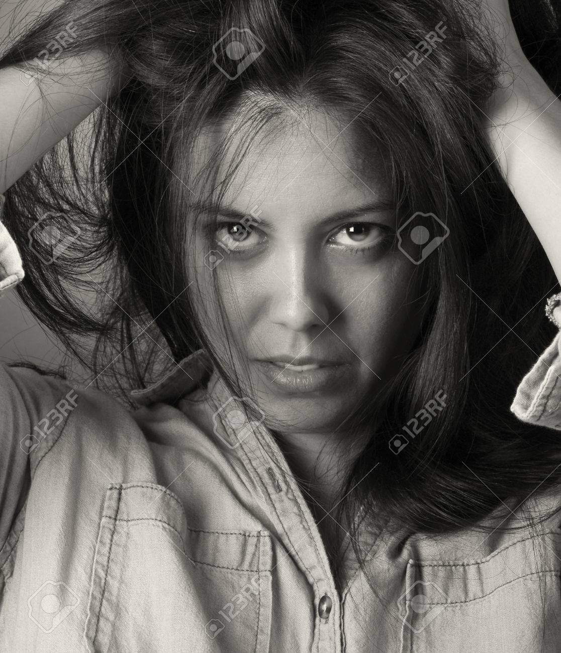 素敵なモノラル クロム スタジオでラテン系の女優の画像 の写真素材 画像素材 Image