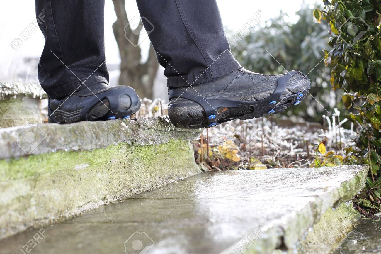 冬は氷のような階段で靴雪スパイクを持つ男 の写真素材 画像素材 Image