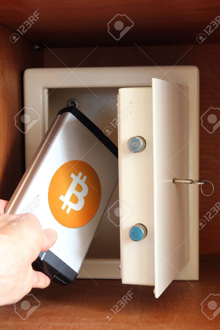 Â, 비트 코인으로 외장 하드 드라이브를 안전하게 보관 로열티 무료 사진, 그림, 이미지 그리고 스톡포토그래피. Image  90702411