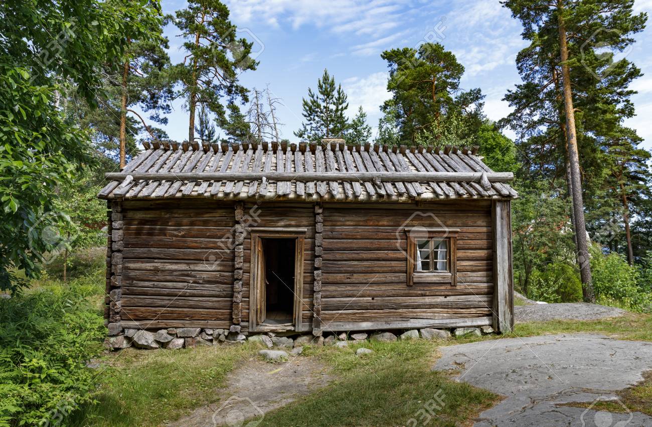 古い木材の外観は フォレストで農家や丸太小屋を行われました の写真素材 画像素材 Image