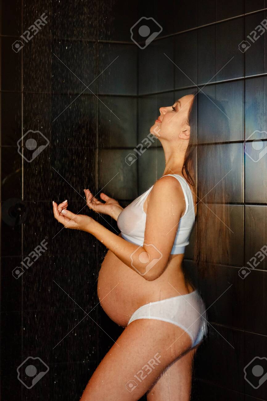 Immagini Stock - Bella Donna Incinta Con Bikini Bianco Sotto Lacqua Della  Doccia. Il Concetto Di Maternità Sana E Felice.. Image 135617814