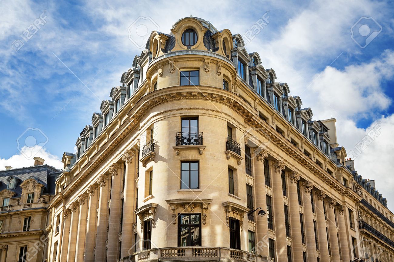 典型的なパリ風のパリ フランスの中心部 春の日に建物の装飾的なアパート の写真素材 画像素材 Image