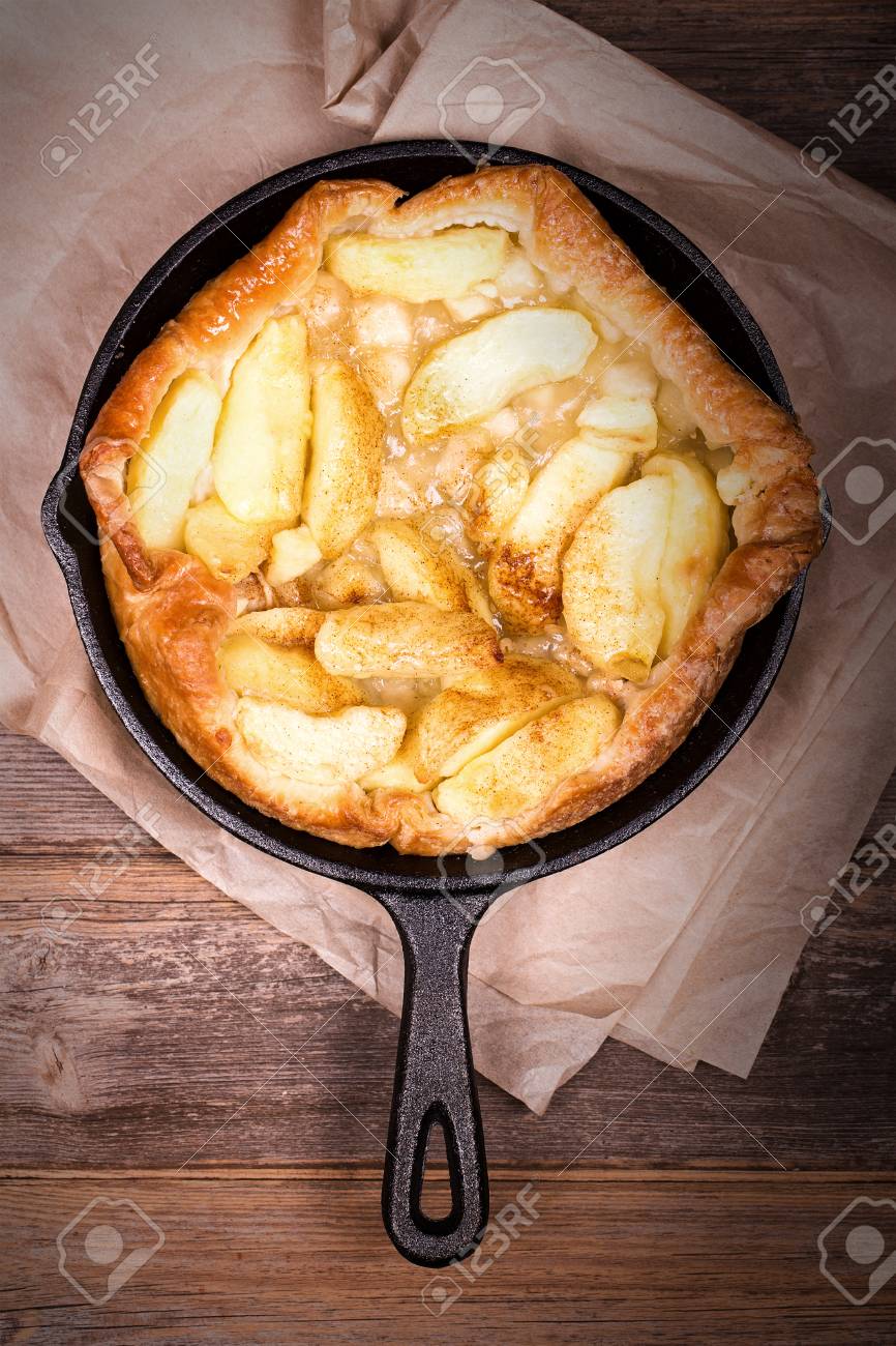 Tarte Aux Pommes Tatin Dans Une Poele En Fonte Reposant Sur Un