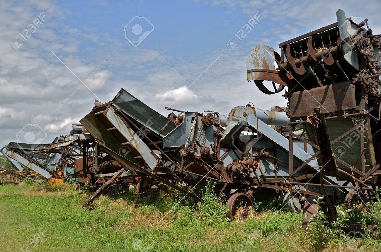 昔の脱穀機シリーズはフロント フィーダーを公開表示のため並んでいます の写真素材 画像素材 Image