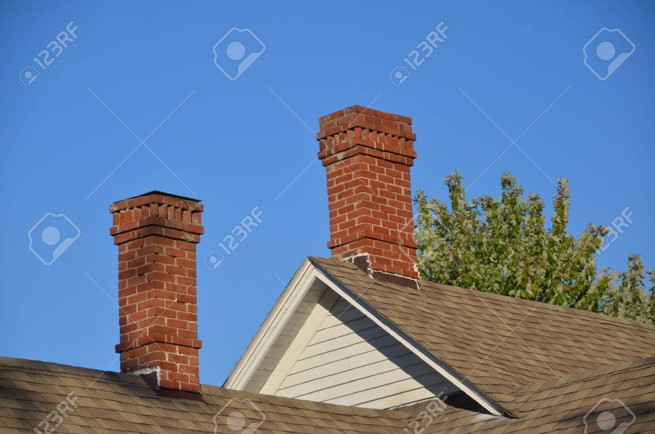 古い家のいくつかのレンガの煙突がある煙突掃除の必要性 の写真素材 画像素材 Image