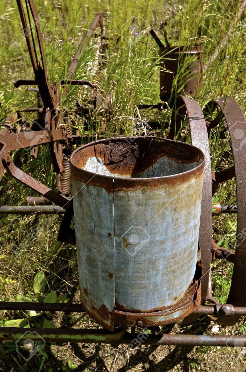 ビンテージのトウモロコシ プランターの古いさびた種缶をよ の写真素材 画像素材 Image ビンテージのトウモロコシ プランターの古いさびた種缶をよ の写真素材 画像素材 Image