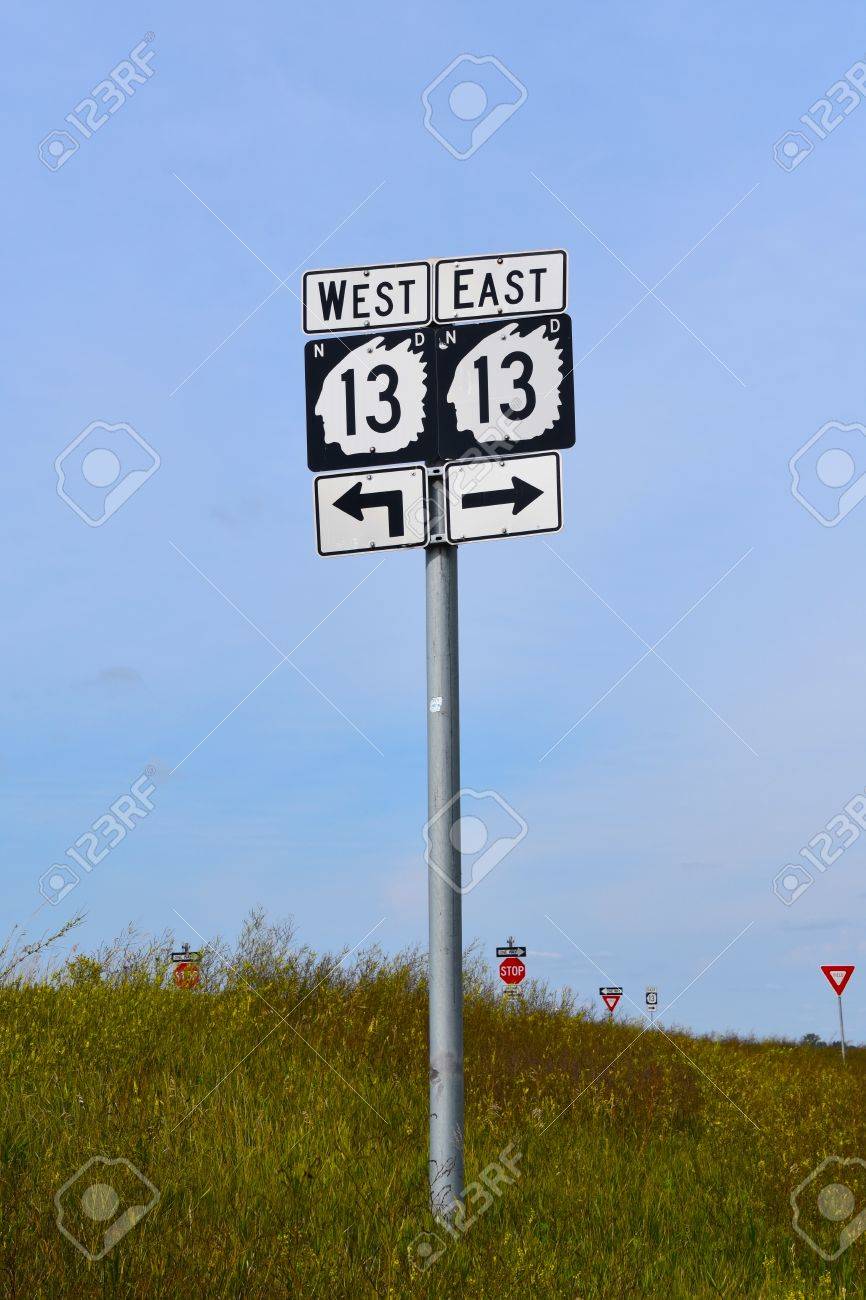 ノースダコタ州高速道路システム検索のルート 13 盾とアウトライン アウトラインでインディアン チーフの道路標識します の写真素材 画像素材 Image