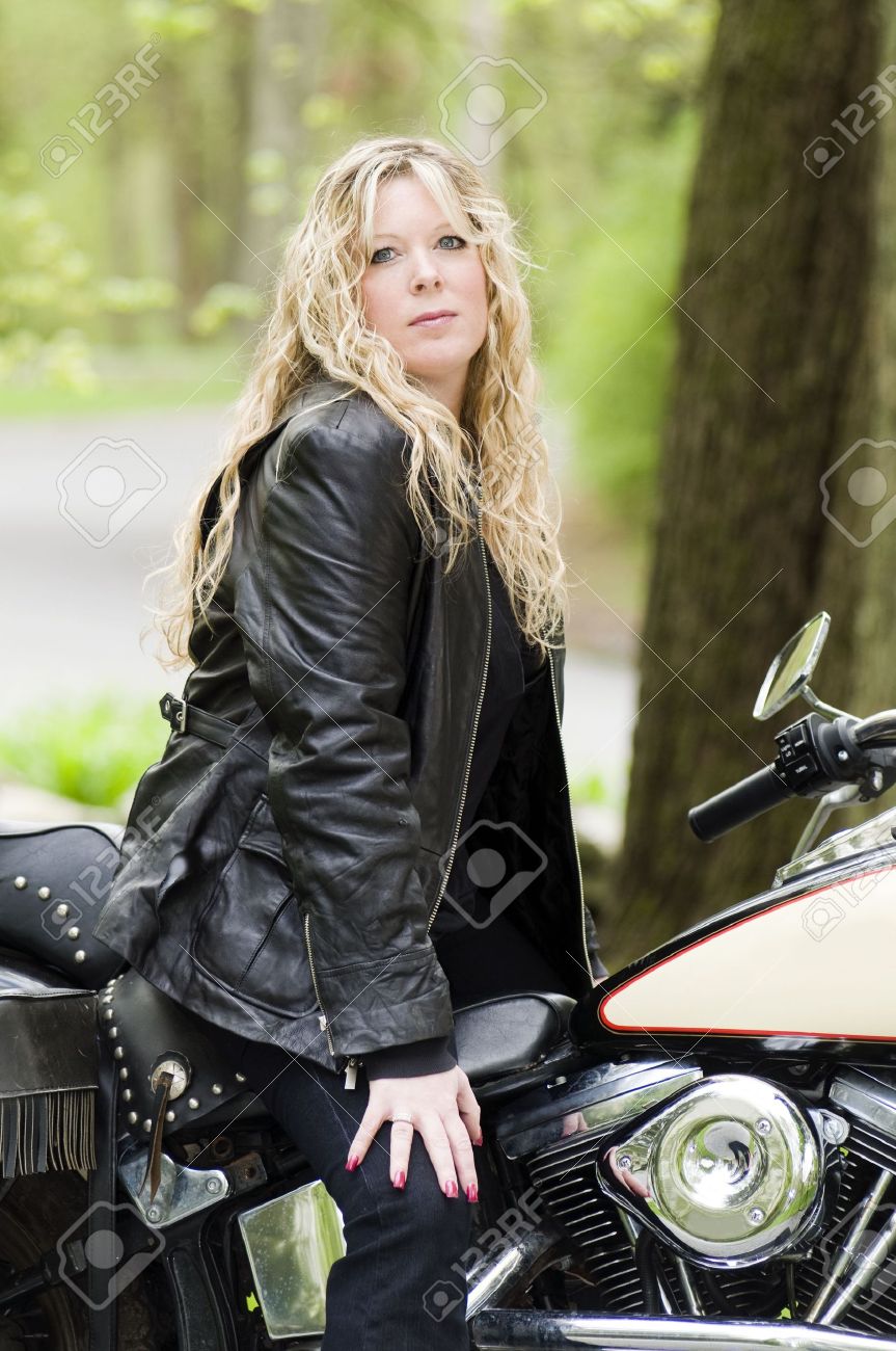 古典的な古いビンテージ レトロな大型バイクでセクシーなブロンドの髪の女性 の写真素材 画像素材 Image 古典的な古いビンテージ レトロな大型バイクでセクシーなブロンドの髪の女性 の写真素材 画像素材 Image