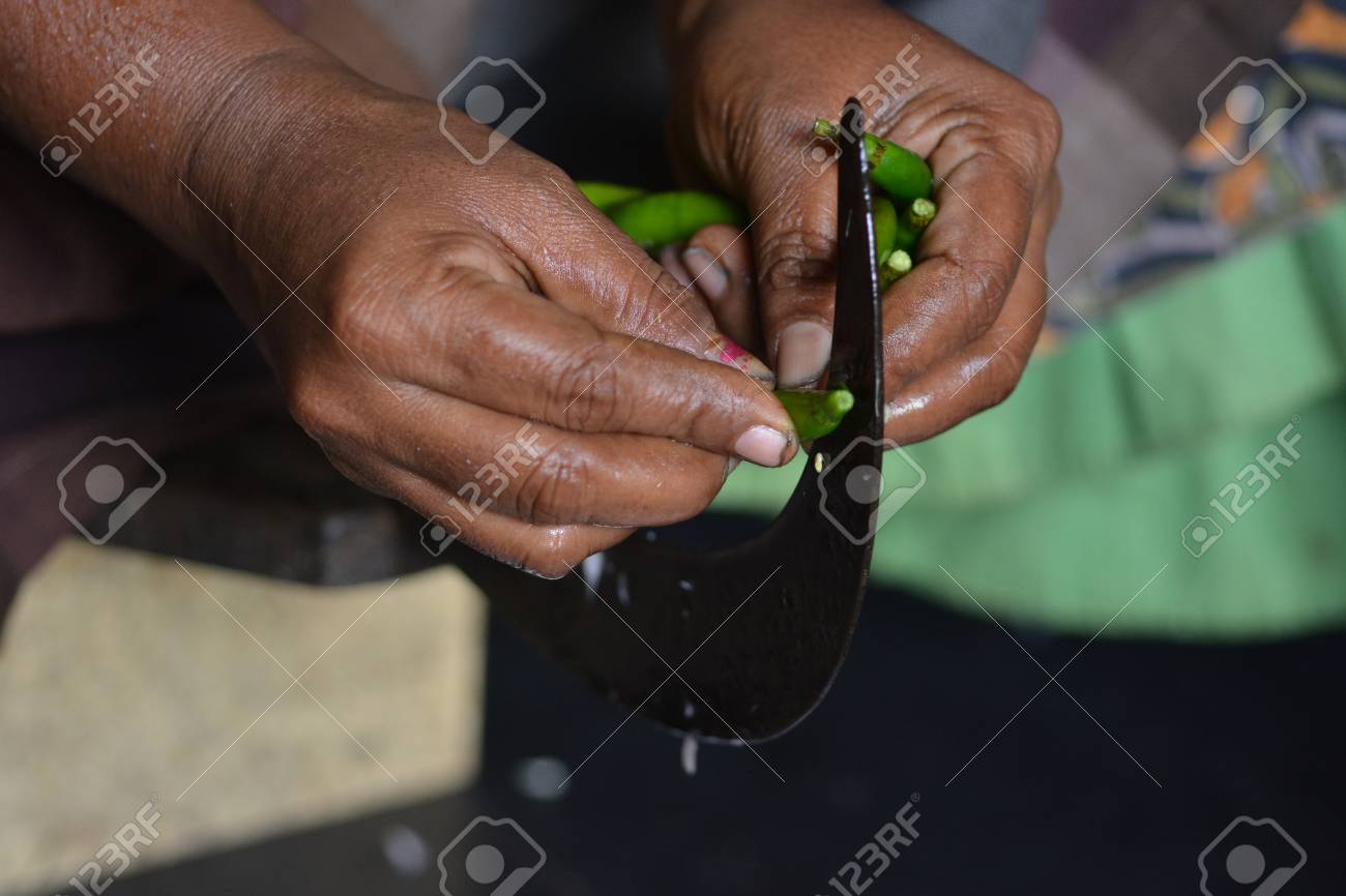 Mumbai Inde Le 28 Octobre Ici 2015 Femme Couper Le Piment Et Mumbai Inde Le 28 Octobre Ici 2015 Femme Couper Le Piment Et