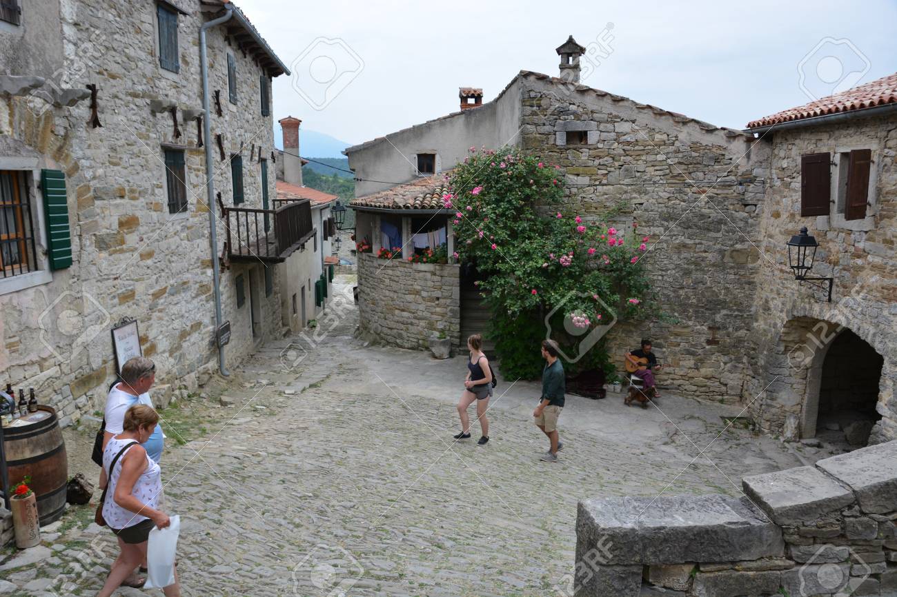 La Ciudad Más Pequeña Del Mundo Hum, Croacia - 14 De Junio De 2017 - La Ciudad Más Pequeña Del Mundo, Hum  En Croacia Con Los Turistas Fotos, Retratos, Imágenes Y Fotografía De  Archivo Libres De Derecho. Image 81823532.