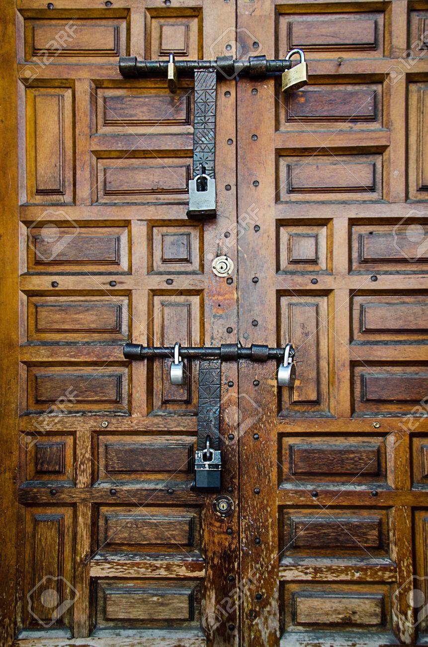interesting cerraduras antiguas de hierro en la antigedad puerta de madera foto de archivo with puerta madera antigua with puertas madera antiguas - Puertas De Madera Antiguas interesting cerraduras antiguas de hierro en la antigedad puerta de madera foto de archivo with puerta madera antigua with puertas madera antiguas - Puertas De Madera Antiguas