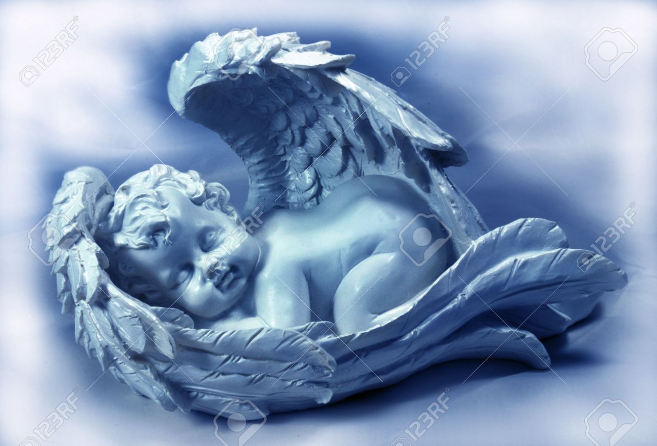 ангелочек спит. ангелочек лежит. резьба по дереву ангел. спящий ангелочек. ангелочек с крыльями.