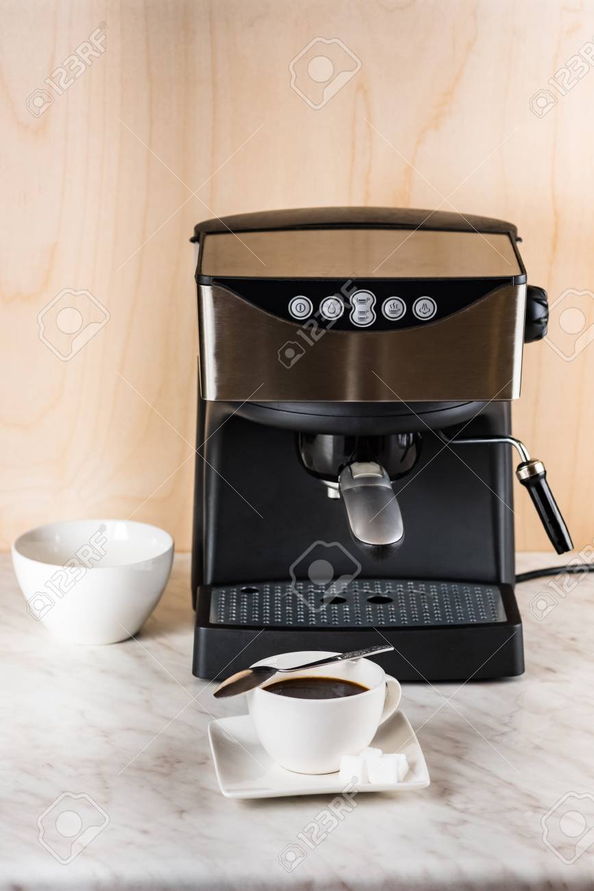 Prepare Una Taza De Café En Pequeña Máquina De Café Espresso Casera Fotos, Retratos, Imágenes Y De Archivo Libres De Derecho. Image 81241939.