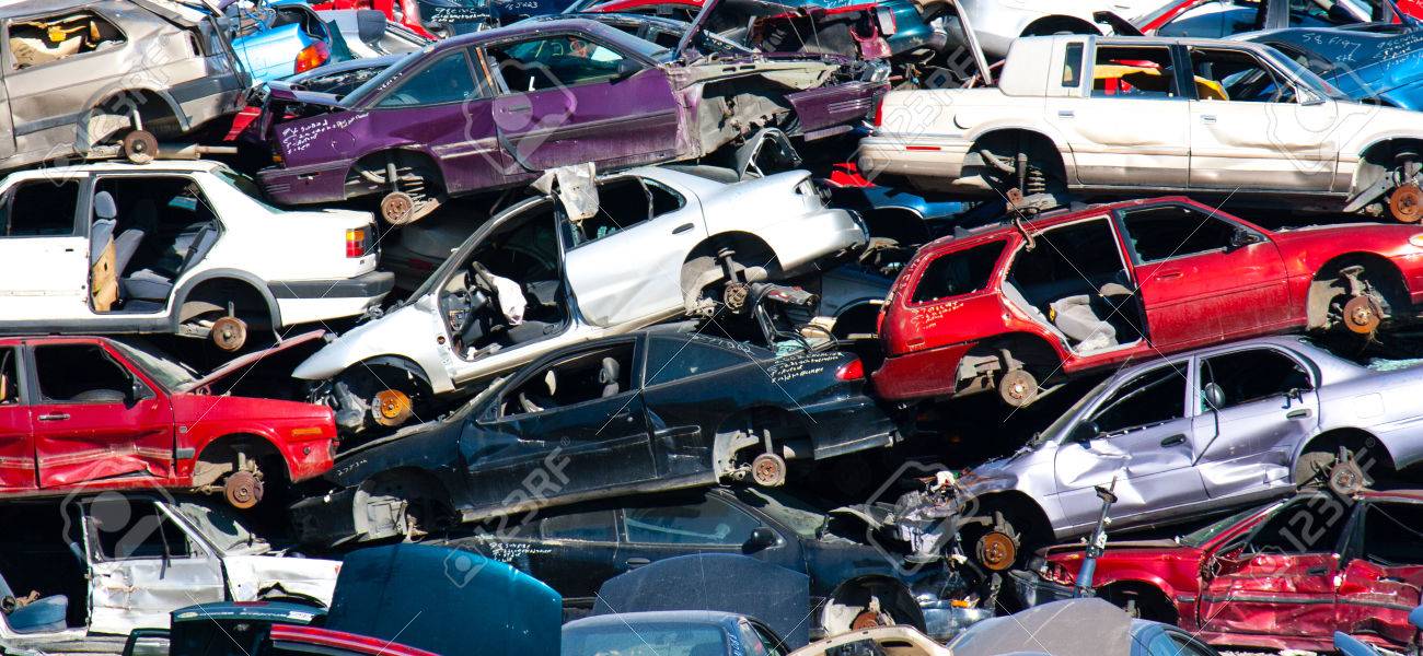 中古パーツとし 金属スクラップのリサイクル 庭部分で中古車を販売いたします の写真素材 画像素材 Image