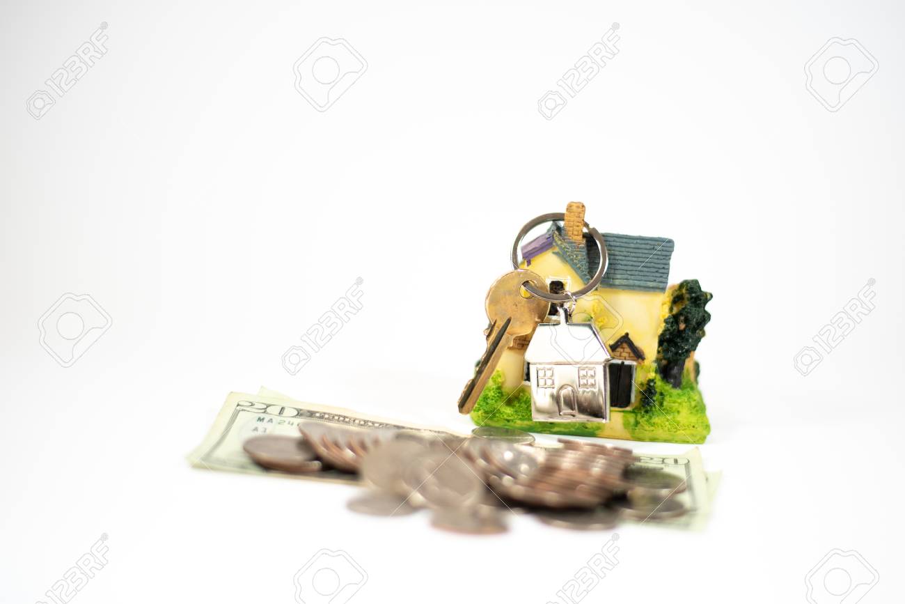 미국 달러 동전과 지폐, 그리고 위에 미니어처 집이 있는 집 열쇠 더미 로열티 무료 사진, 그림, 이미지 그리고 스톡포토그래피.  Image 120334276