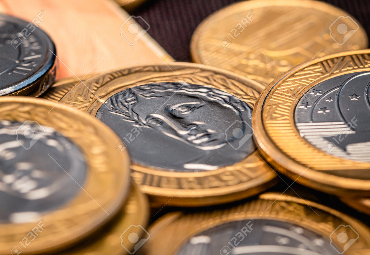 レアル通貨（BRL）-ブラジルからのお金。 Money、Reais、Brazilian Real、Brazil。ブラジルの硬貨とリアルの紙幣のグループをクローズアップ。の写真素材・画像素材  Image 161588671