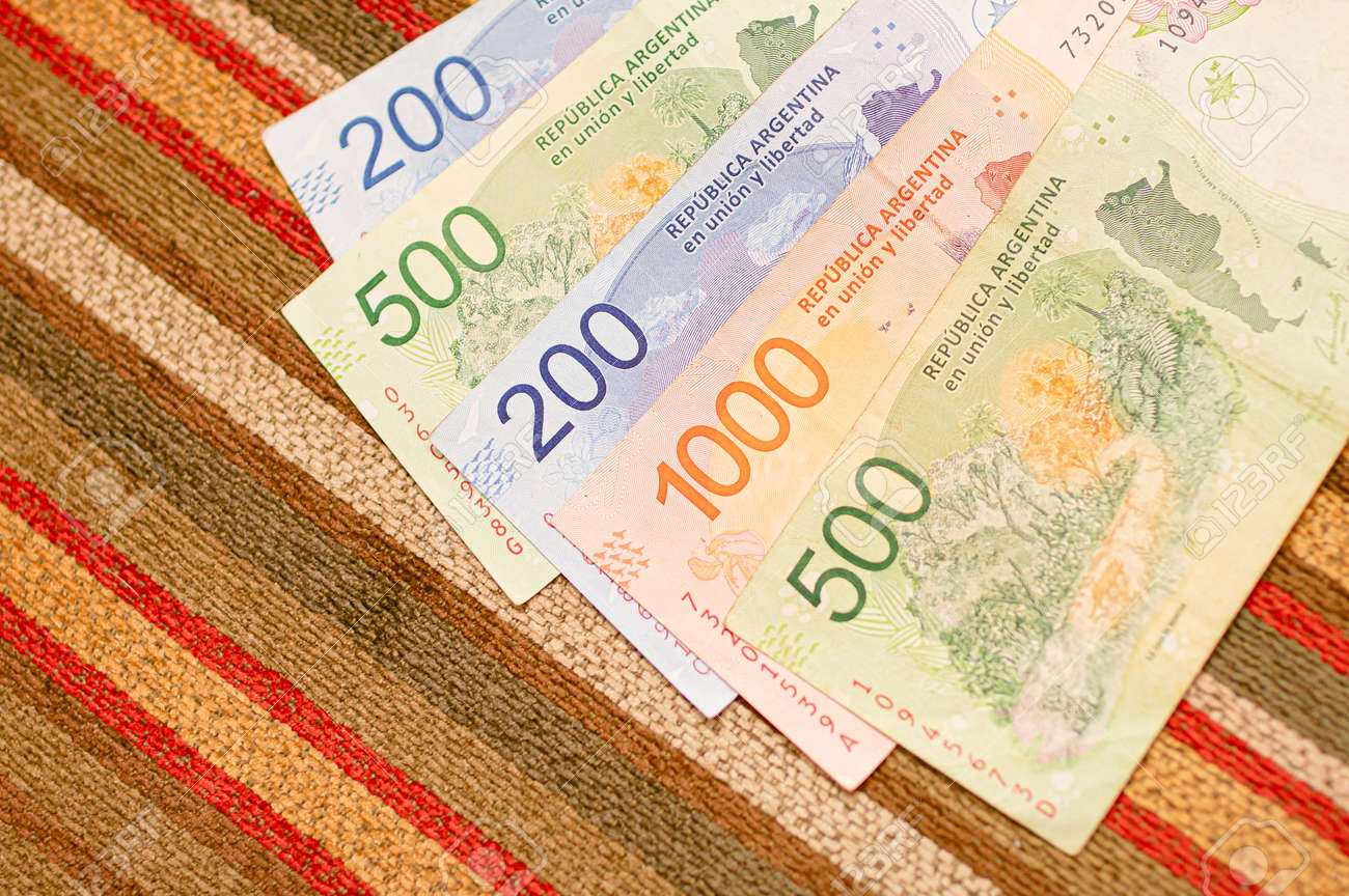 アルゼンチンペソ（ARS）。カラフルな張り地にアルゼンチンのお金の請求書。の写真素材・画像素材 Image 164114268