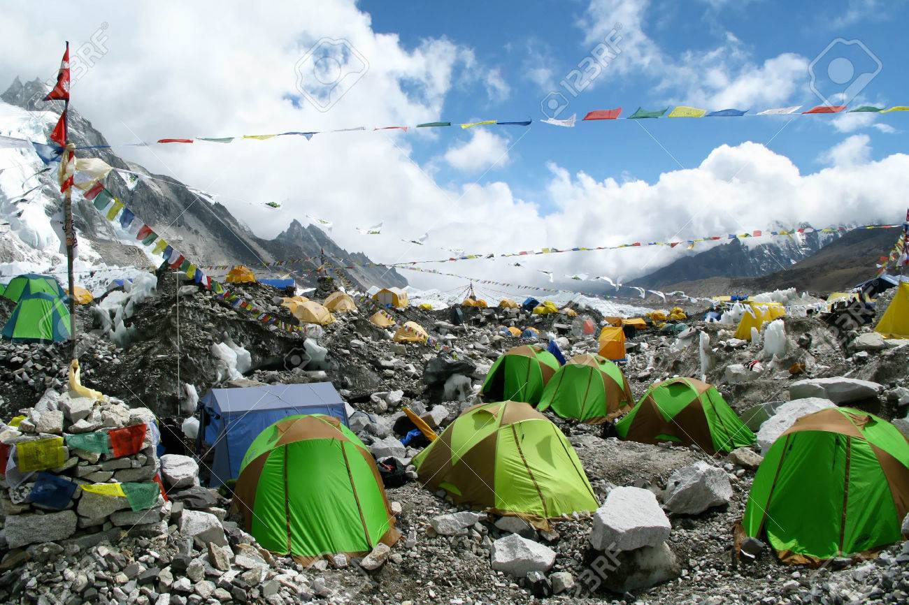 カラフルなテントやチベットの祈りの旗 エベレスト ベース キャンプ Khumbu 地域に改組 の写真素材 画像素材 Image カラフルなテントやチベットの祈りの旗 エベレスト ベース キャンプ Khumbu 地域に改組 の写真素材 画像素材 Image